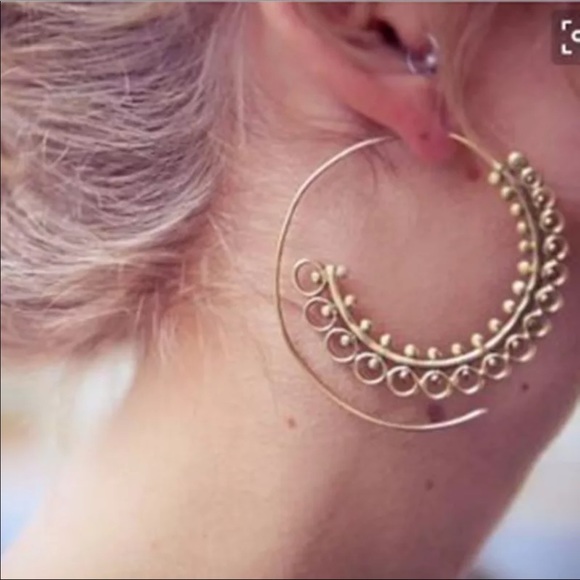 Jewelry - NWT Beautiful Swirl Gold Hoops